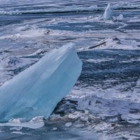 ледяные акулы пробьются на поверхность Байкала :: Георгий А