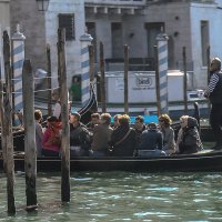 Venezia. Il tragetto è un passaggio di 15 persone attraverso il canale. :: Игорь Олегович Кравченко
