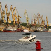 Северный речной порт... :: Юрий Моченов