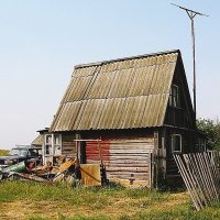 Двухэтажная дача с верандой и антенной :: Евгений Кочуров