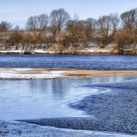 река Ока покрыта тонким слоем льда :: Георгий А