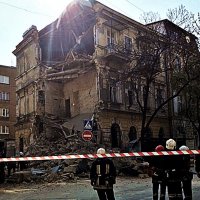 В центре Одессы рухнул дом, прохожие едва убежали... :: Александр Корчемный