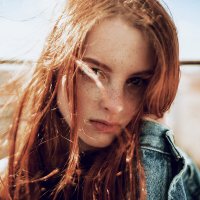 Портрет девушки с рыжими волосами в джинсовке на крыше ветер :: Lenar Abdrakhmanov