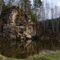 Скала на речке Каменке. :: Михаил Полыгалов