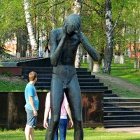 Скульптура Плачущий мальчик  Дзержинский (Московская область) :: Александр Качалин