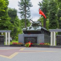 Памятник танку-освободителю. :: Анатолий Грачев