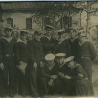 Команда корабля "Партизан" на отдыхе. Владивосток, 1945 :: Юрий Поляков