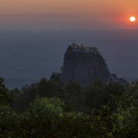 Монастырь на горе Попа (Мьянма) :: Евгений Печенин