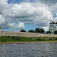 Река Великая и Псковский кремль :: Лидия Бусурина