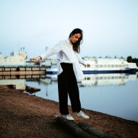 Девушка в белой рубашке идет по бревну на закате на фоне реки с кораблем :: Lenar Abdrakhmanov