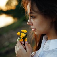 Портрет девушки, которая держит в руках желтые цветы на фоне заката и реки :: Lenar Abdrakhmanov