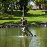 Цесис - скульптура на пруду в Замковом парке :: Vlaimir 