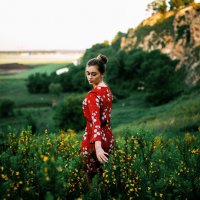 Девушка в красном платье спускается по полю с желтыми цветами на склоне горы во время рассвета :: Lenar Abdrakhmanov