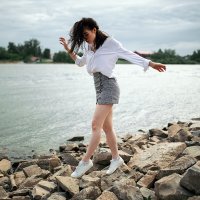 Девушка в белой рубашке ходит по камням на берегу реки во время дождя :: Lenar Abdrakhmanov