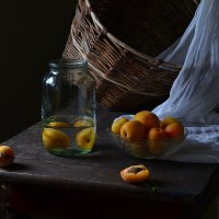 С абрикосами и старой банкой. :: Оксана Евкодимова