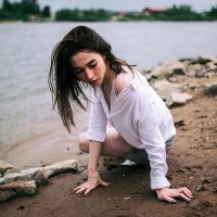 Девушка в белой рубашке сидит на песчаном берегу реки в Уфе :: Lenar Abdrakhmanov