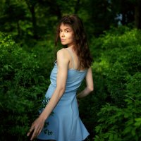 Девушка в красивом голубом платье гуляет по лесу и оборачивается на камеру :: Lenar Abdrakhmanov