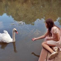 Девочка с лебедем :: Любовь Гулина