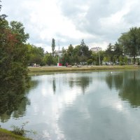 Озеро в  парке Гагарина :: Валентин Семчишин