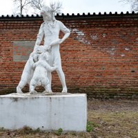 Спас-Клепики. Скульптура 50-х годов. Девочка, кормящая медвежат... :: Наташа *****