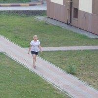 Гуляет девушка одна и без сумки.... :: Андрей Макурин