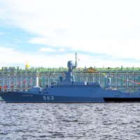 Малый ракетный корабль "Серпухов" напротив Эрмитажа :: Валерий Новиков