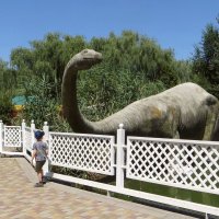 Динозавр в зоопарке совсем не страшный, хоть и большой :: Татьяна Смоляниченко