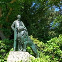 Памятник  Карлу Хагенбеку, основателю зоопарка в Гамбурге :: Nina Yudicheva