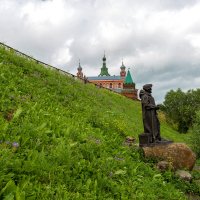 Скульптура рыбака с монастырским котом в Старой Ладоге. :: Анатолий Грачев