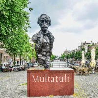 Памятник писателю Мультатули в Амстердаме :: Eldar Baykiev