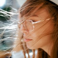 Портрет девушки в очках в белом платье и белой шляпе во время сильного ветра :: Lenar Abdrakhmanov