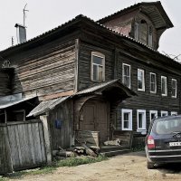Дом с автомобилем и собакой :: Евгений Кочуров