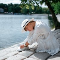 Девушка в белом платье и белой шляпе сидит на берегу пруда в парке :: Lenar Abdrakhmanov