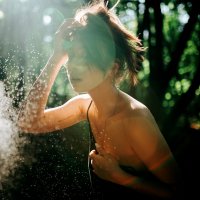 Портрет девушки на фоне солнечного блика с маленькими капельками воды в лесу :: Lenar Abdrakhmanov