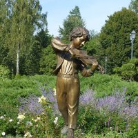 Скульптура играющего на скрипке мальчика :: Лидия Бусурина