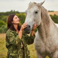 Женщина фермер рядом со своим белым конём :: Татьяна 
