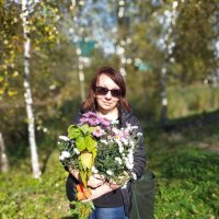 Ваша покорная с букетом осенних хризантем :: Yulia Raspopova