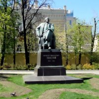 Памятник Алексею Толстому в Москве :: Ольга Довженко