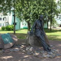 Памятник Зиновию Гердту, уроженцу Себежа. :: Зуев Геннадий 