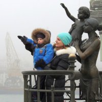 В тумане. Памятник Жене моряка на Одесском морвокзале. :: Юрий Тихонов