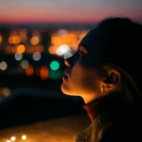 Портрет девушки в профиль на фоне ночного города :: Lenar Abdrakhmanov
