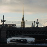 здесь стоит Троицкий мост :: sv.kaschuk 