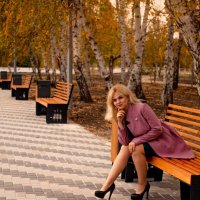 Красивая девушка в осеннем парке :: Ирина Шустова