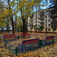 Зрелая осень в городе :: Андрей Лукьянов