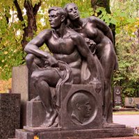 Памятник Матвею и Елене Манизерам. :: Александр Чеботарь