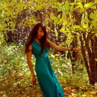 Девушка осенью среди деревьев :: Pavlov Filipp 