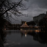 Осенний вечер на Чистых прудах... :: Сергей Кичигин