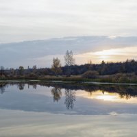 Зеркалом блестит река :: Юлия Авдеева
