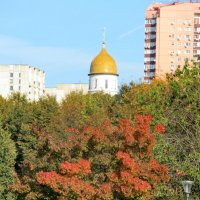 Осенний пейзаж с храмом :: Александр Чеботарь