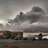 Исландия. Вид с мыса Didholaey на чёрный пляж Reynisfjara :: Игорь Иванов
